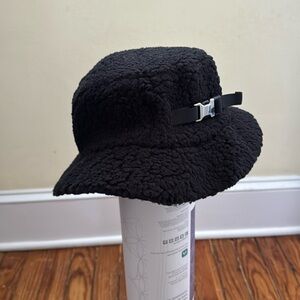 Lululemon fleece bucket hat with side buckle black